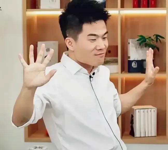 一天，冯唐打趣董宇辉：“我感觉老俞像是皇帝迟暮，总在纠结到底是杯酒释兵权，还是火