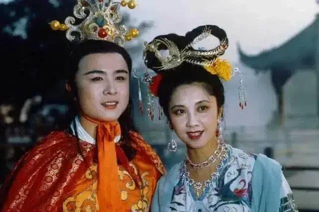 老版《西游记》中的唐僧是由三个人扮演的，其中一个是徐少华，他和女王缠绵悱恻的感情