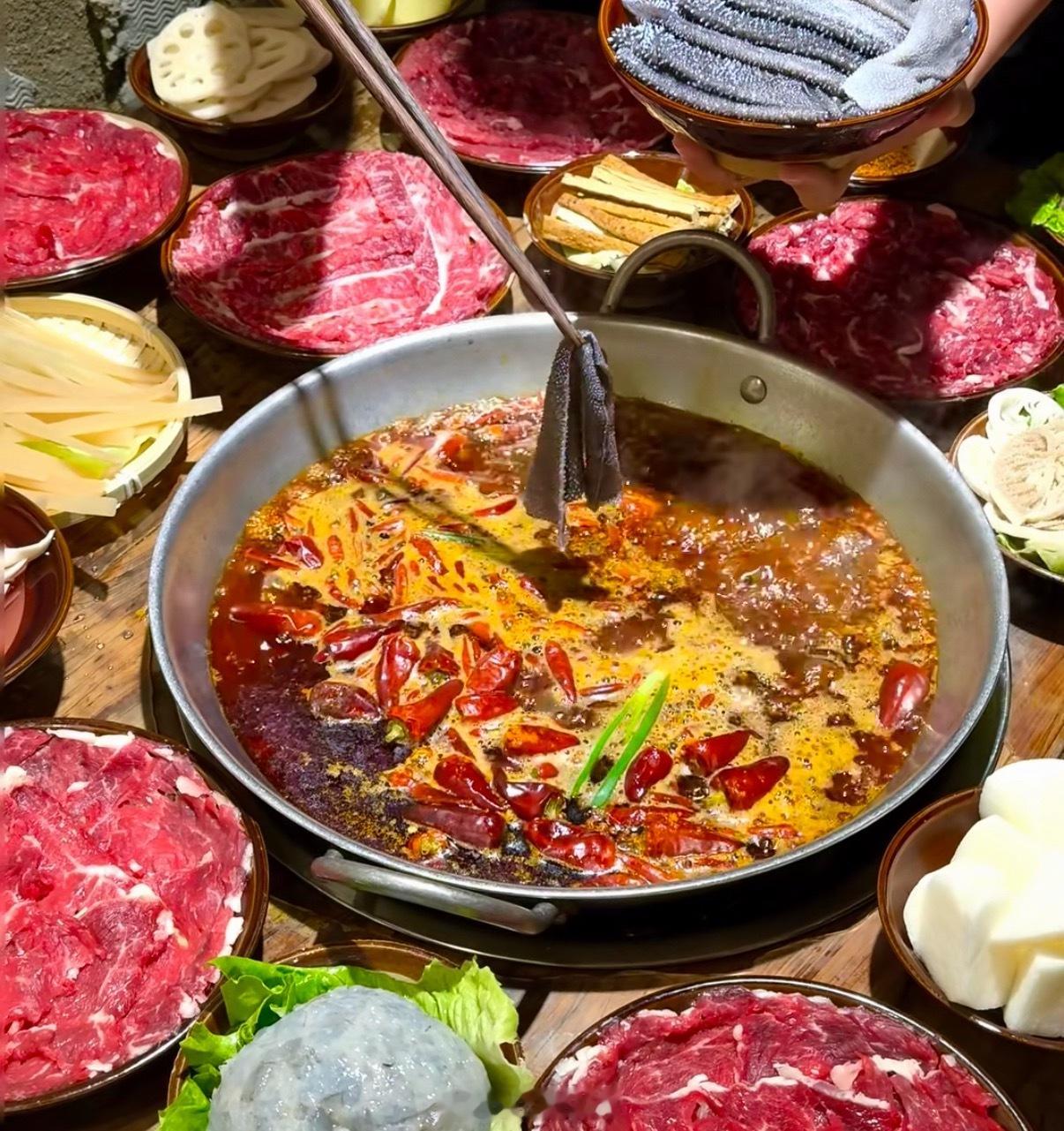吃了很多次火锅才知道的冷知识火锅先涮肉再下菜才更鲜，肉类析出油脂能给汤底增香；毛