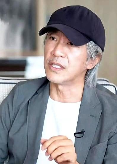 星爷终于交底了，不是不想演，是真熬不动了。

他摆摆手自嘲我哪会演戏啊。其实哪是