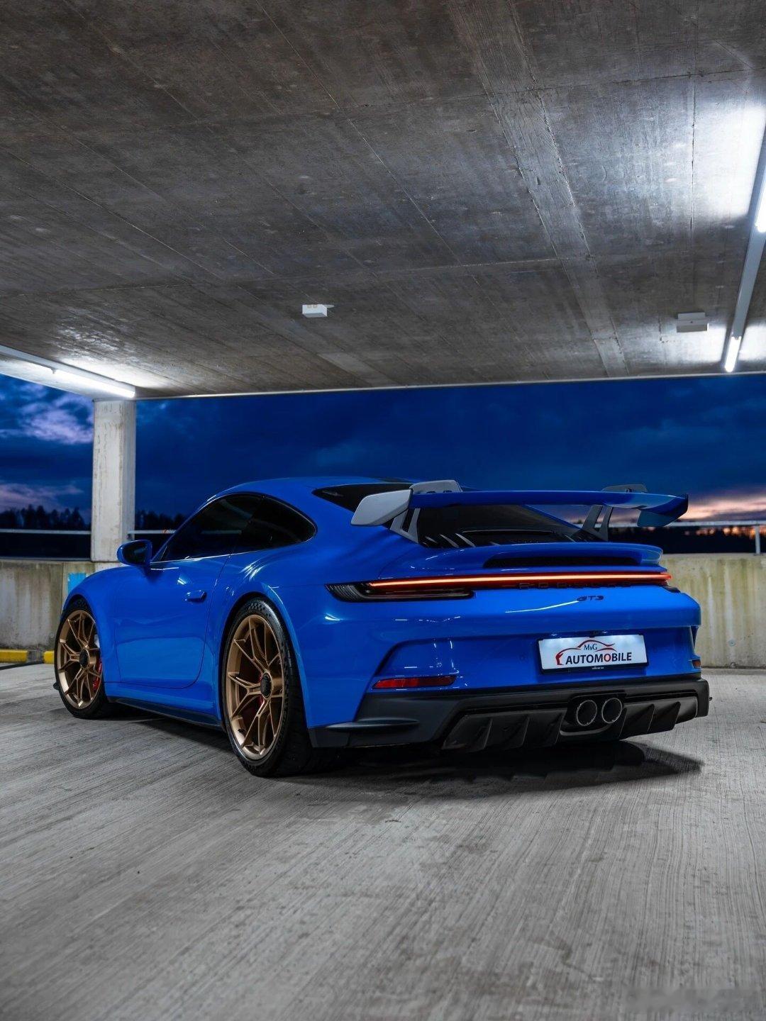 保时捷911gt3 竞速蓝划破暮色，9000转自吸引擎嘶吼唤醒驾驶本能，赛道基因