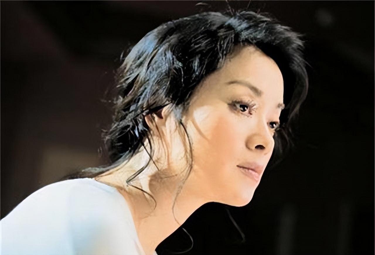 本以为是“捞女”，结果是真爱？3年前，解直锟去世后，毛阿敏拒绝260亿遗产，拱手