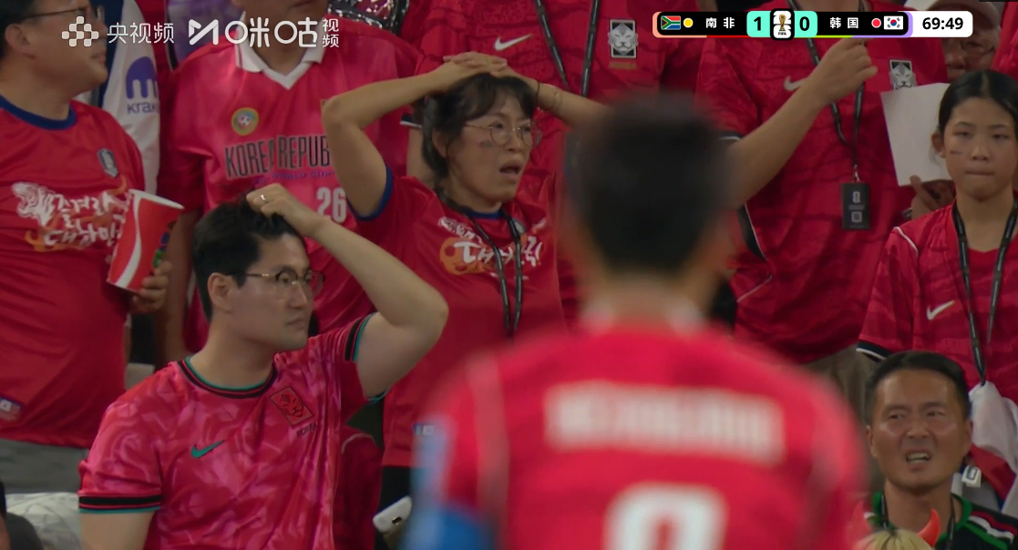 #韩国队的时间不多了# 2026世界杯A组末轮，南非1-0暂时领先韩国，比赛已经