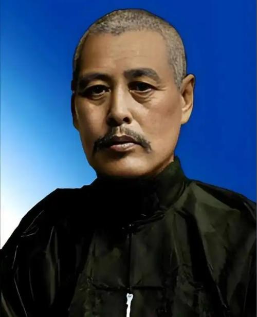 1924年，第二次直奉战争失败后，吴佩孚被迫南逃，1925 年美英势力派人前来拉