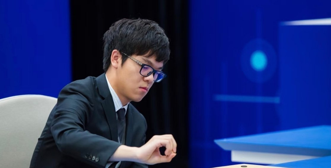 柯洁指导AI下棋 AI只会算出概率最高的落子，而人能读懂对局里的心理博弈。雷鸟i