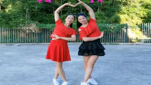 交谊舞男步引领，女步默契跟随，男女配合舞出丝滑飘逸的美感。可现实中，就有女的学跳