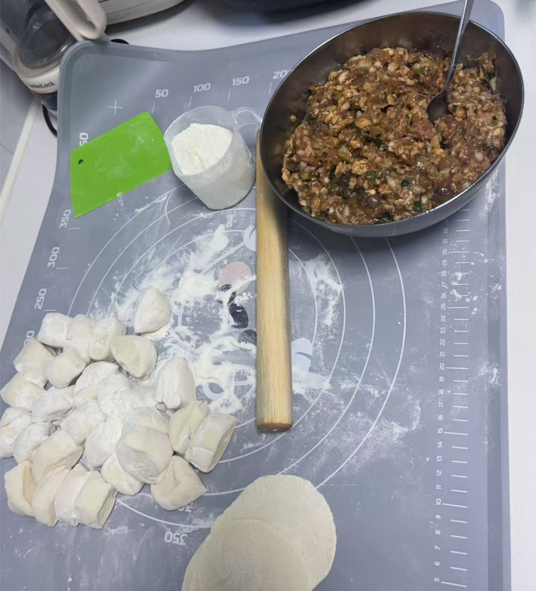 说我蒸的包子大，这次够小吧，看看一次能吃多少个