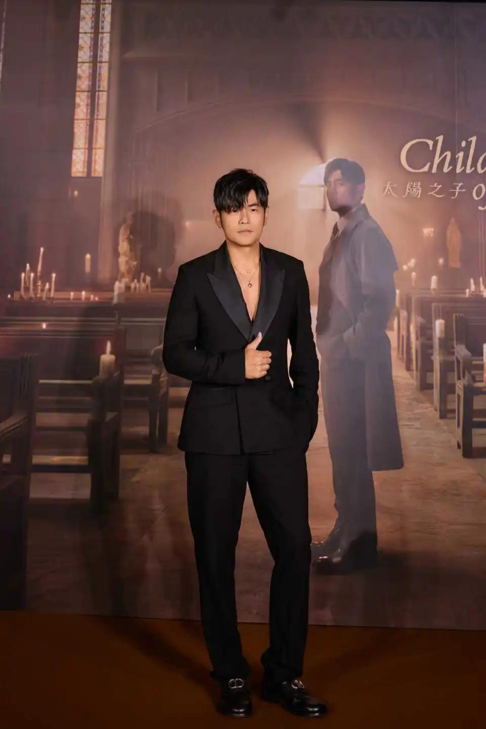 【周杰伦谈新歌mv 】
在《太阳之子》MV全球首映及专辑记者会现场，歌手周杰伦解