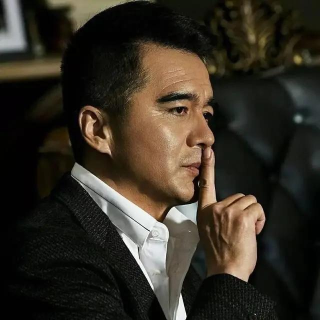 好奇才问的。许亚军如果喝多了，倒在床上，喊妻子倒杯水来，会不会喊错名字啊。他结婚