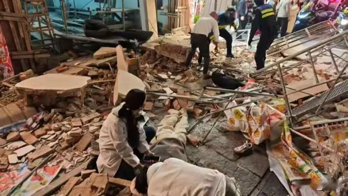 长沙店铺脚手架局部垮塌：四名伤者送医，10月31日晚，长沙市开福区通泰街街道一店