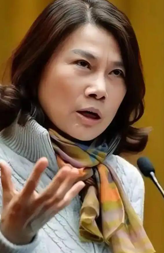 董明珠这回是真低头了。欧洲热浪烧到40度，中国空调卖疯了，美的海信TCL赚得盆满