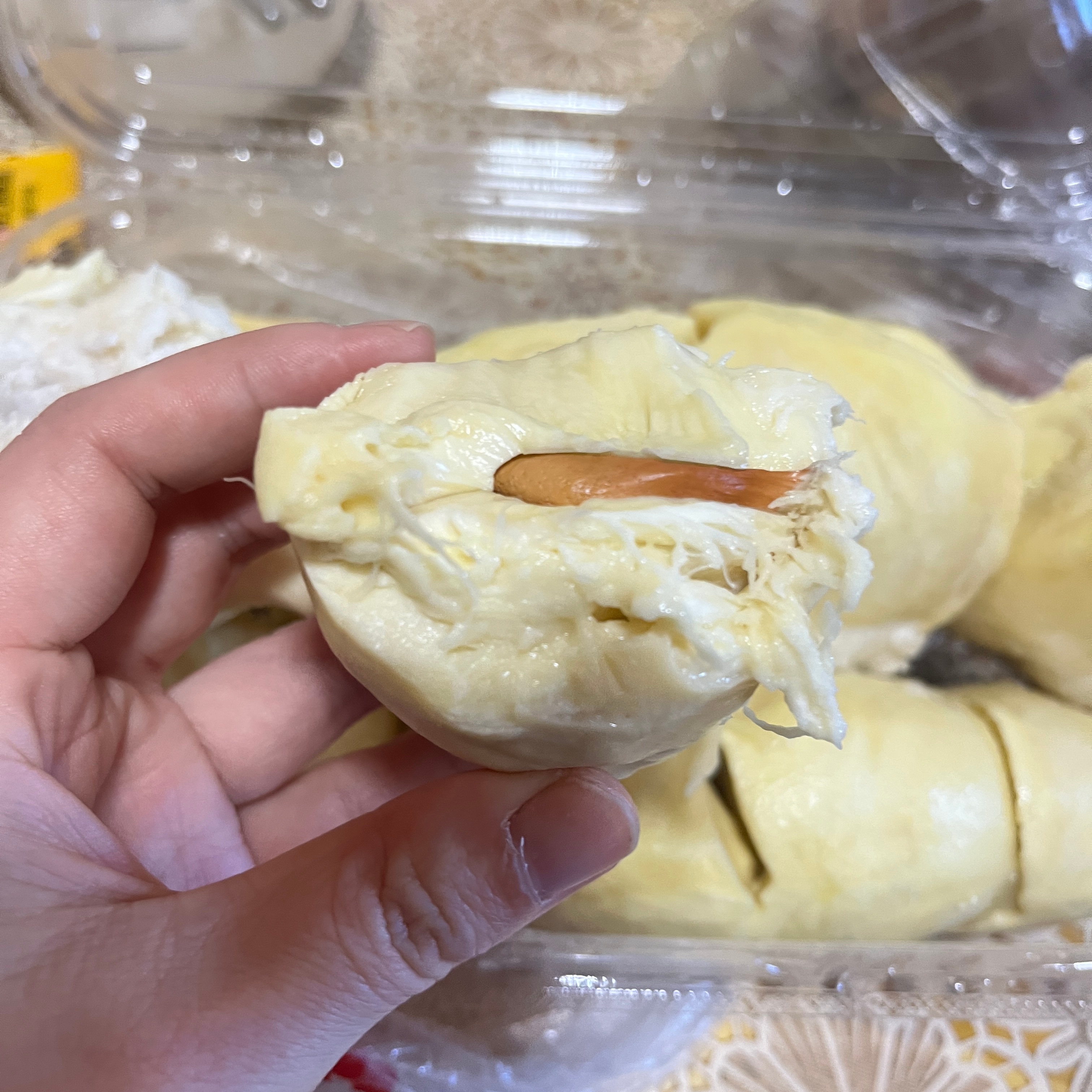 上当了，早上在菜场看到榴莲12.8一斤，想着真便宜，开了一个，回来尝了一下，既然