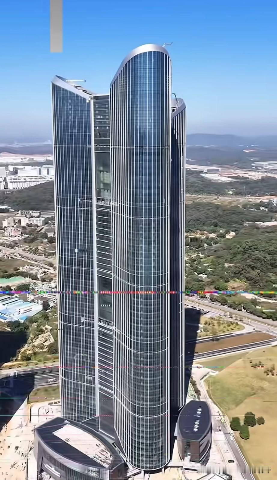 位于广州知识城的知识塔，是知识城片区的最高建筑。有网友觉得，这座建筑的造型看起来
