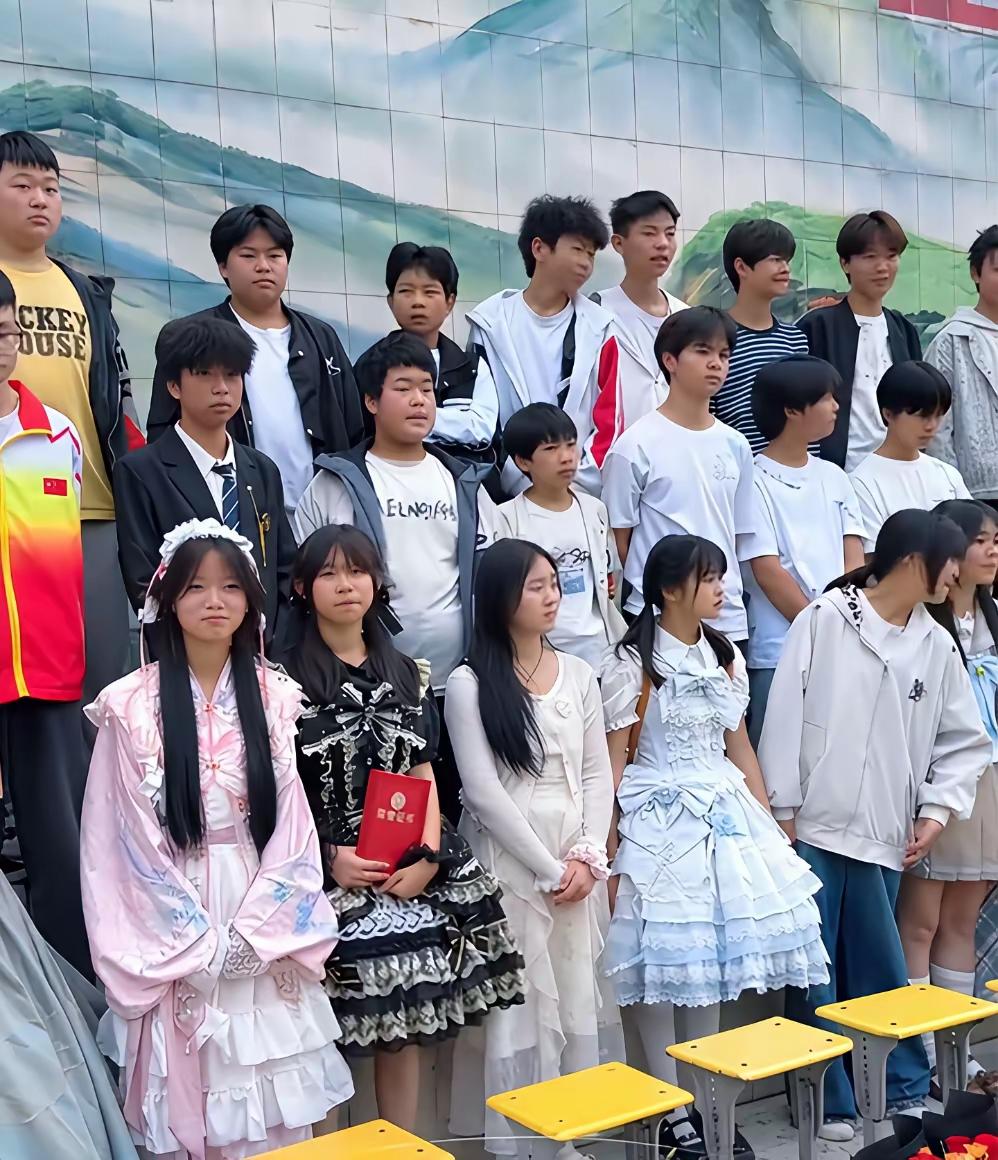 学校初三的毕业照，全班级女同学都穿了洛丽塔，二次元的服装，只有两名女生没有穿。