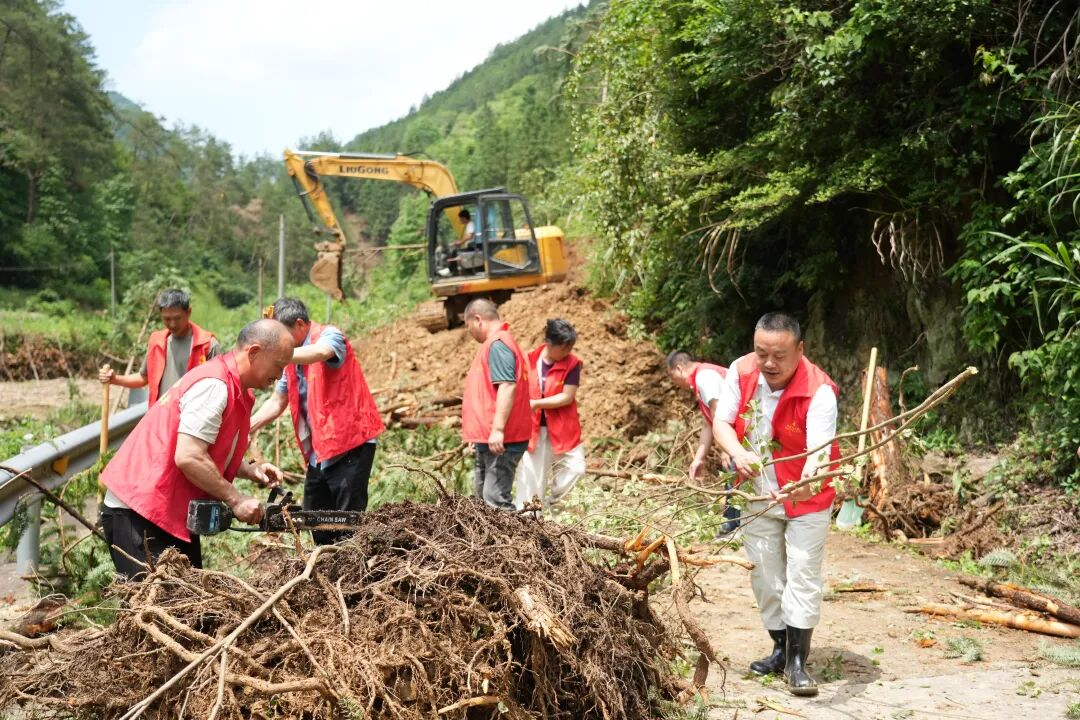 8处塌方横在路上，唯一出村通道被切断......暴雨中，他们用7小时“打通”生命通道