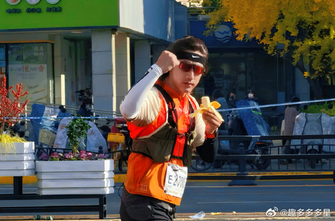 上海马拉松偶遇此沙上海马拉松偶遇此沙也太惊喜了吧！橘色运动装备+半扎发辨识度拉满