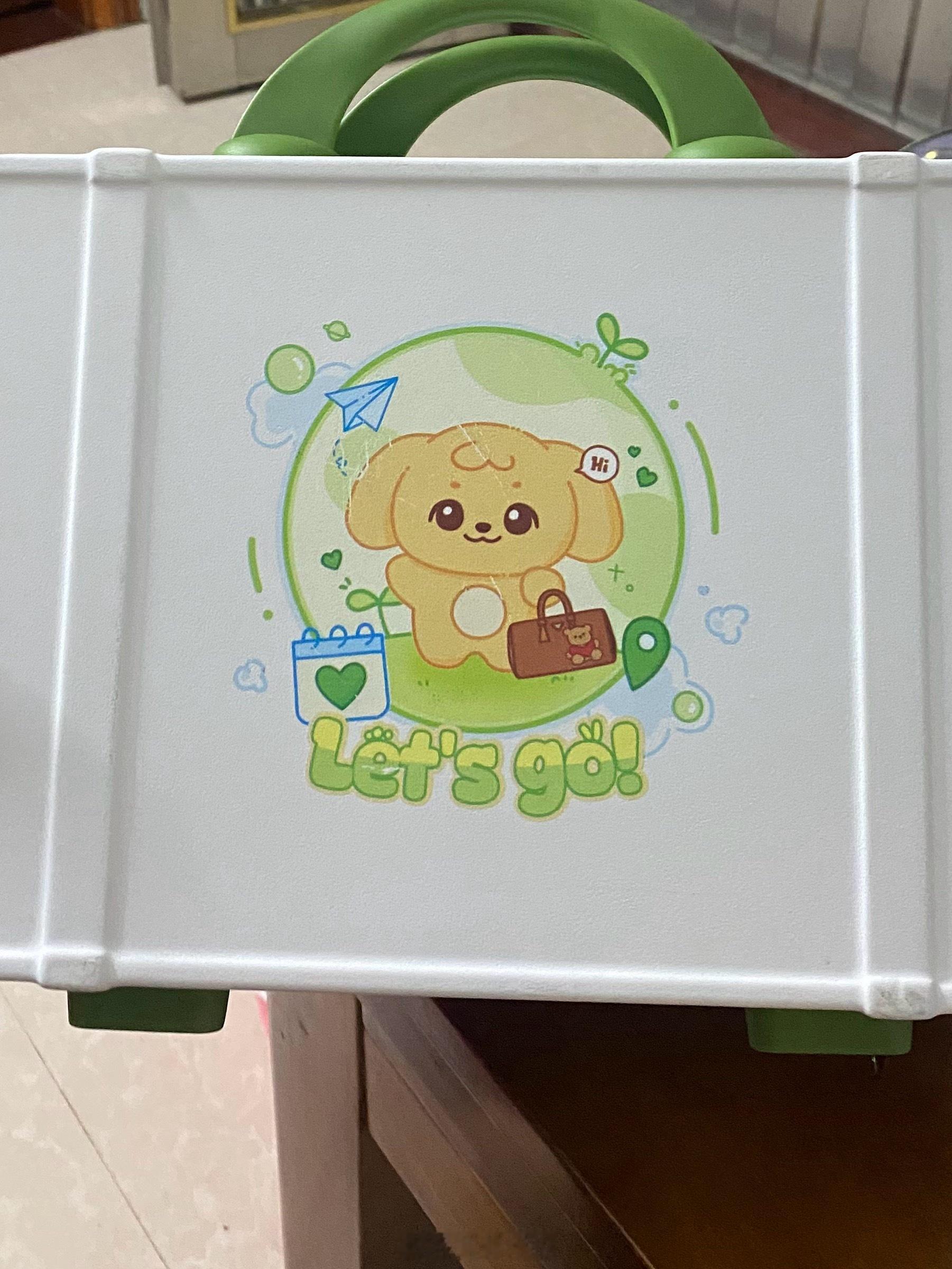刚好这个行李箱在旁边 给大家看看 可以装九盒拼豆hhh 容量挺大的 然后就是可以
