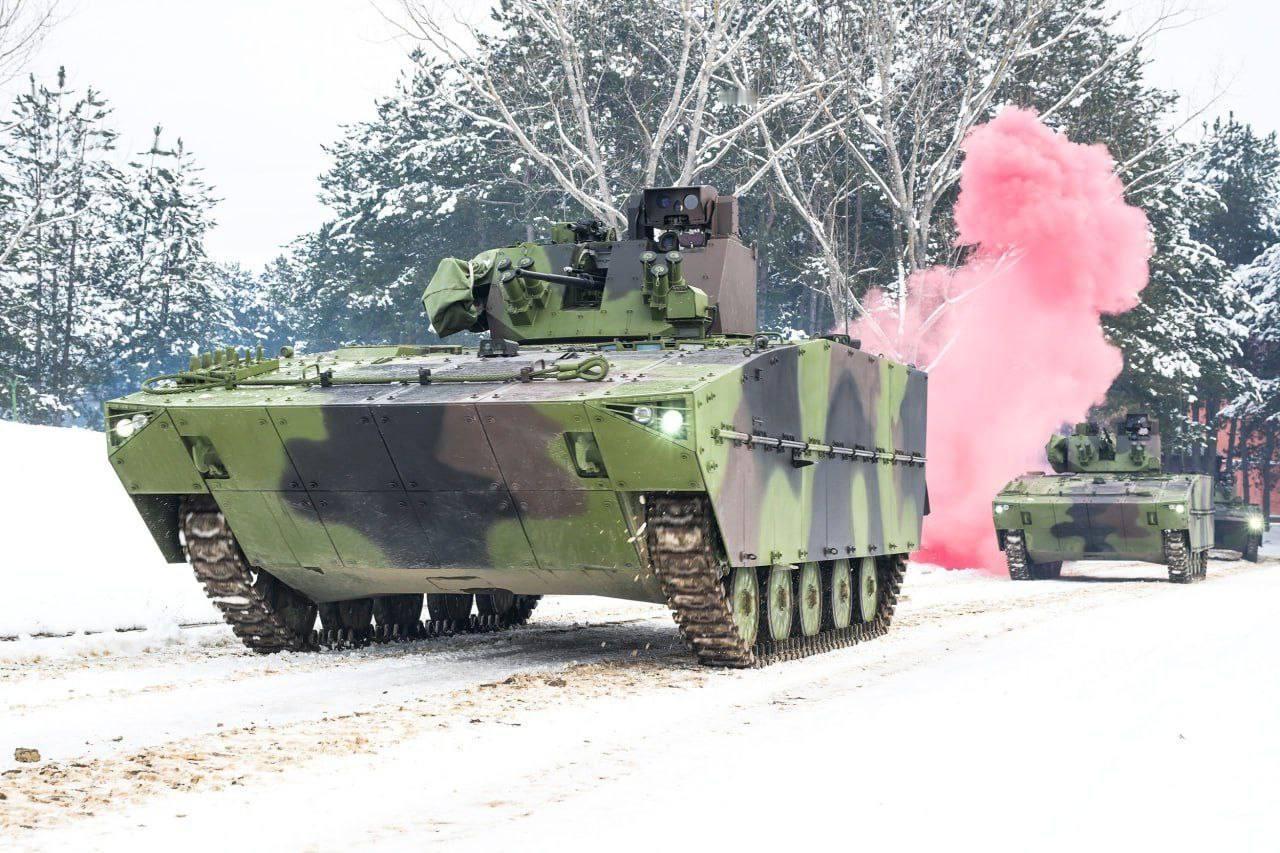 塞尔维亚机械化部队使用现代化的M-80AB1冬季训练。