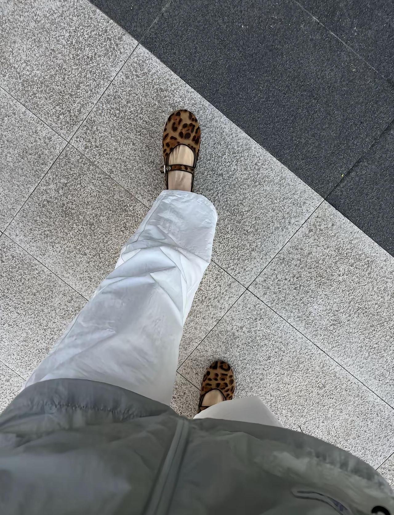 天天上班的人已经感受不到快乐了 想问问天天玩的人快乐不豹纹平底鞋 穿搭的风已经吹