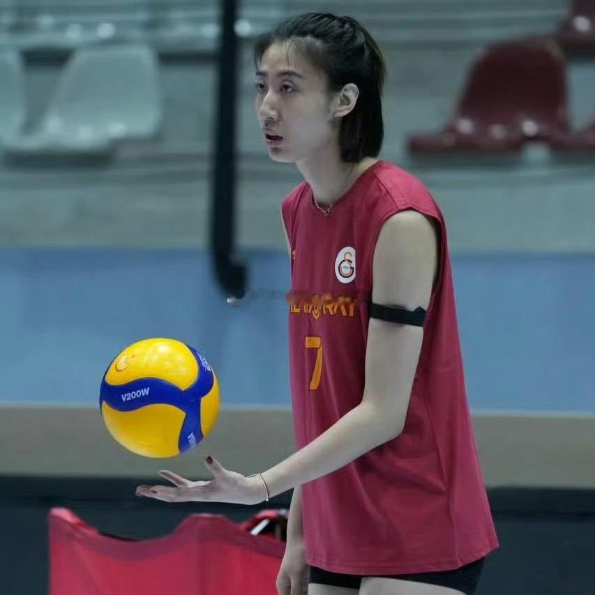 第一局王媛媛2扣1中，1发球失误🥲基本隐形 