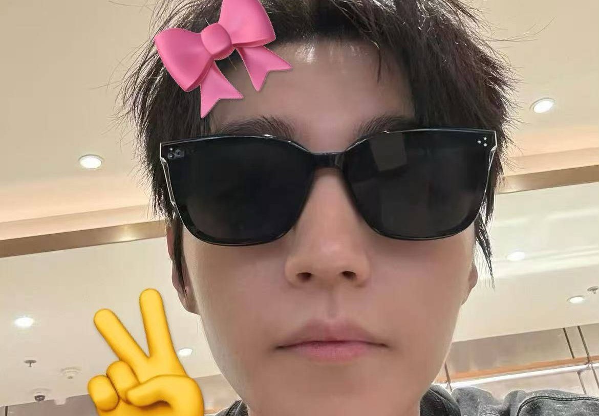 无聊发张自拍 ​​​