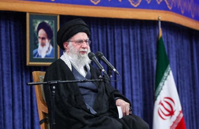 美国和以色列对伊朗发起联合军事打击，伊朗最高领袖哈梅内伊去向存疑，美国总统特朗普