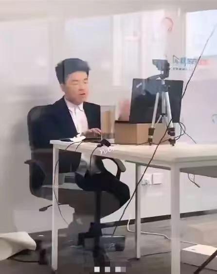 真正的为人师表！董宇辉上网课的照片流出，端坐在电脑面前，衣冠整洁，据说这是董老师