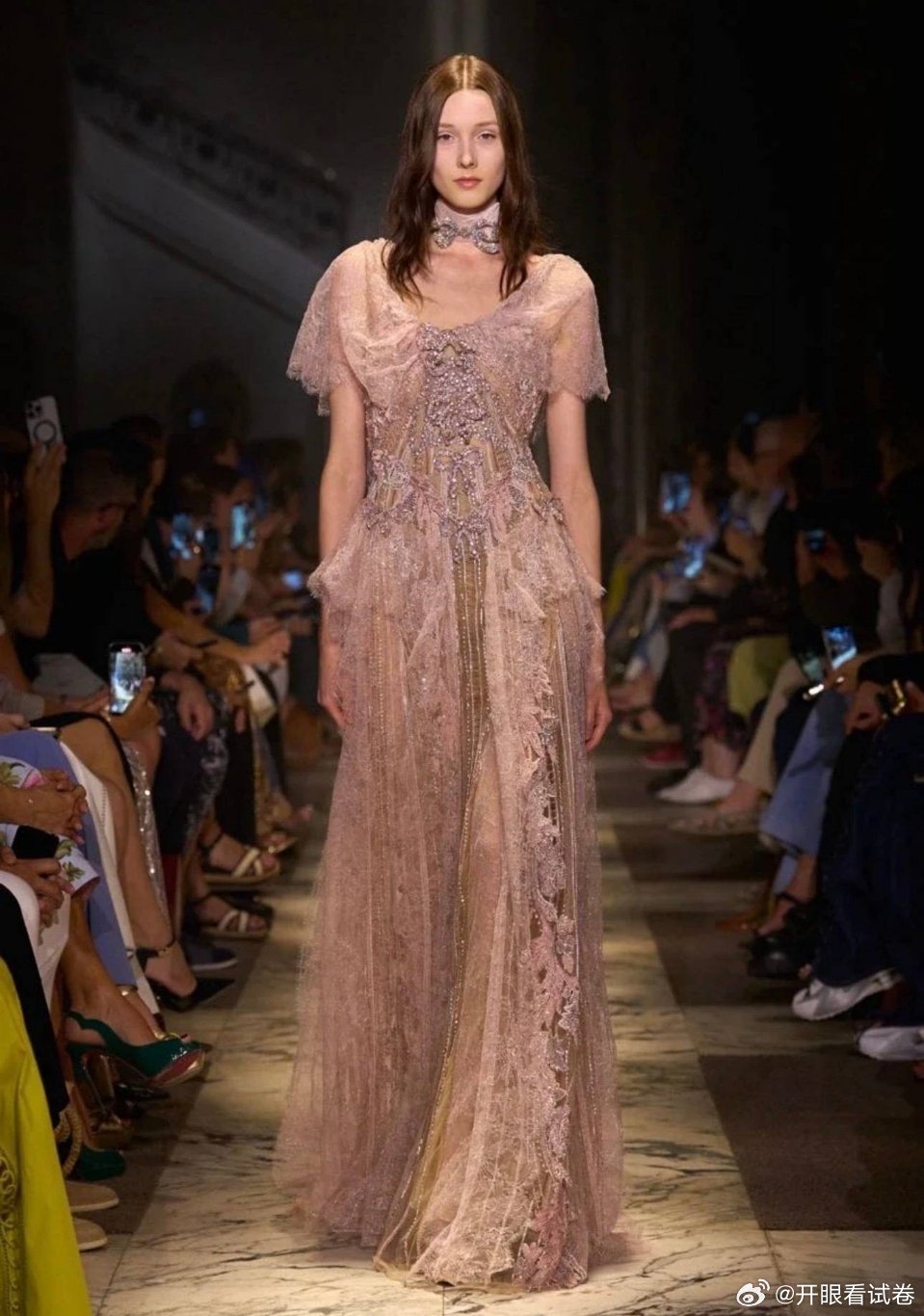 关晓彤微博之夜红毯，演绎Elie Saab 2025秋冬高定，彤姐ES高定大户呀