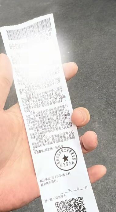 星期天去菜市场买菜，本来想着就几步路，图省事没戴头盔就骑上了电动车。
 
到路口