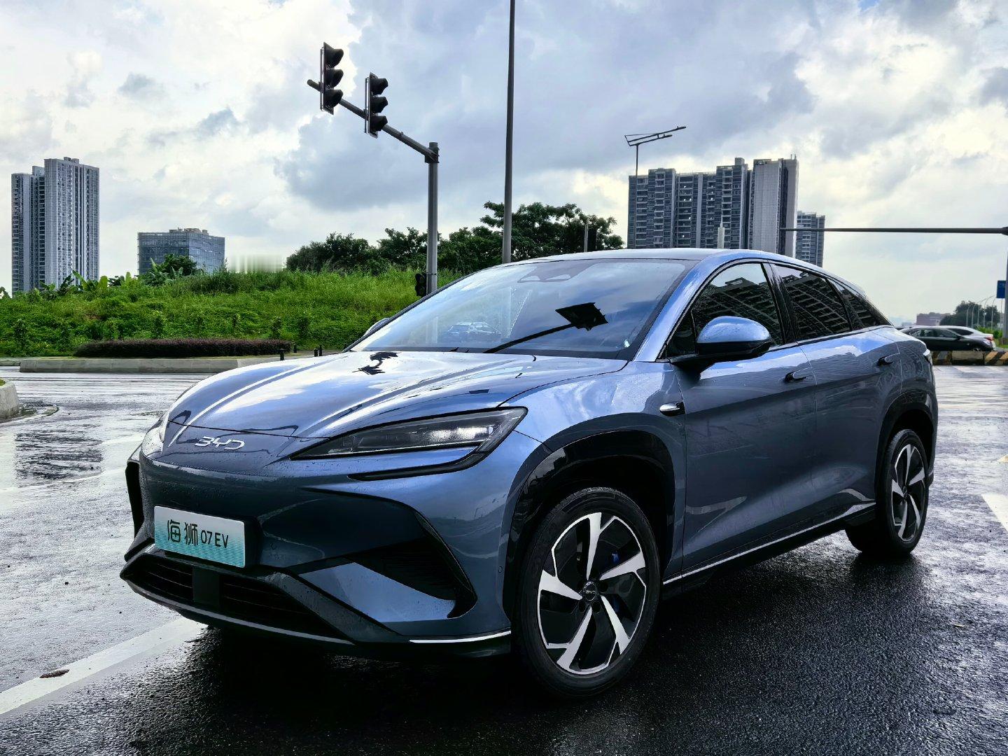 同样是轿跑式SUV，我觉得比亚迪海狮07ev的设计更自然一些，没有那种后脑勺被削