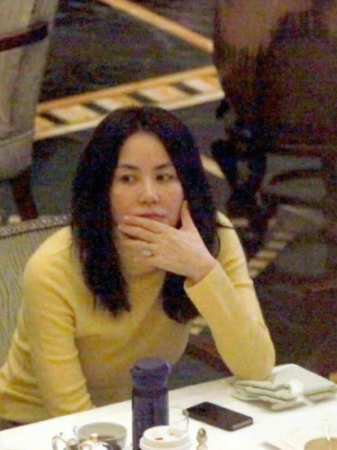 王菲戴大钻戒与好友聚餐，这大钻戒是谢霆锋送的吗？ ​​​