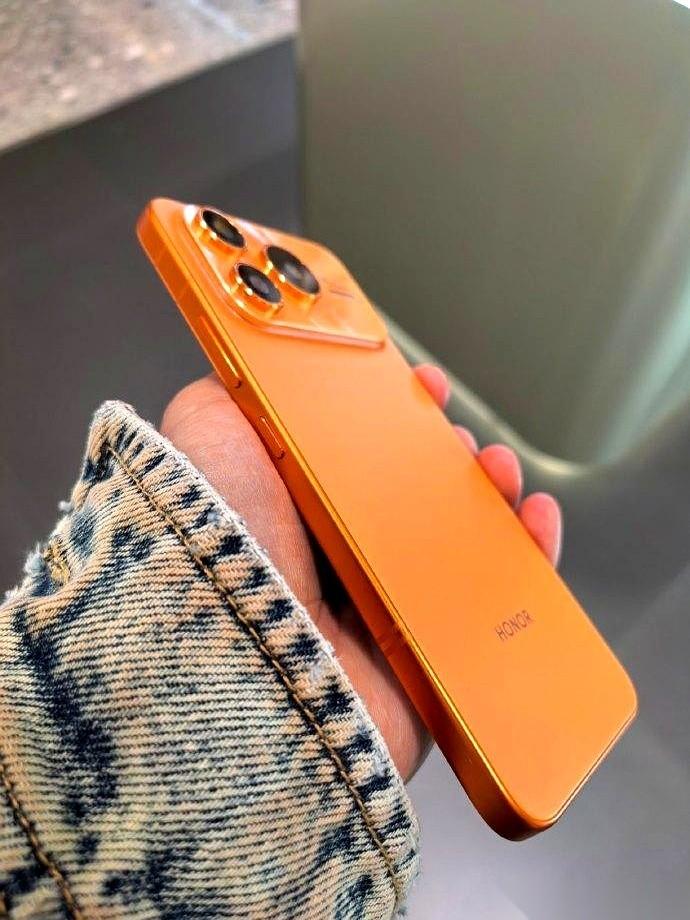 荣耀这波操作，有点意思。
他们干了一件挺“离谱”的事：把之前只给自家最贵手机用的