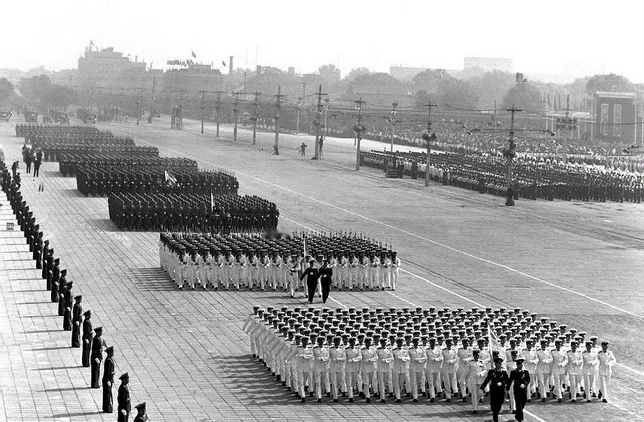 这是1957年国庆阅兵期间拍摄的一组照片，那时候国防力量相对落后，主力武器还是二