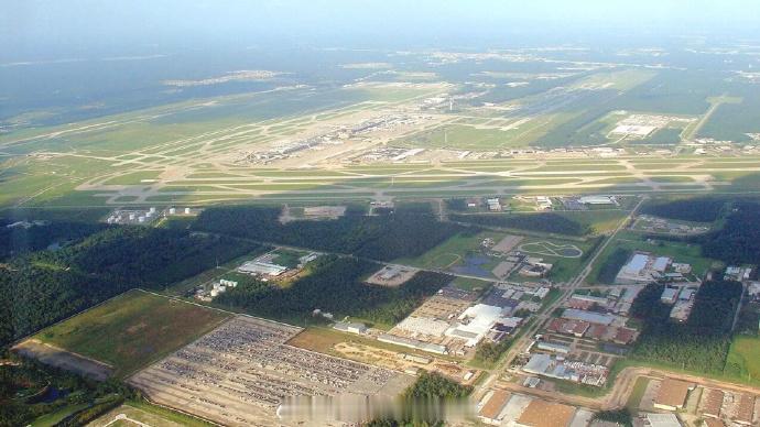 【美国休斯顿机场通报称因收到航班上有炸弹威胁的信息 一人被拘留】
日前美国得克萨