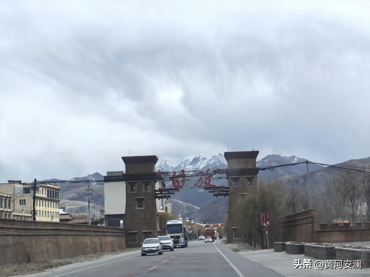 国道227从甘孜新龙县到稻城香格里拉小镇这375公里路程，堪称自驾者的天堂！沿着