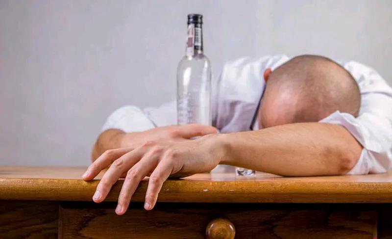 科威特发生多人喝下“毒酒”的甲醇中毒事件，造成13人死亡，21人失明或视力受损。