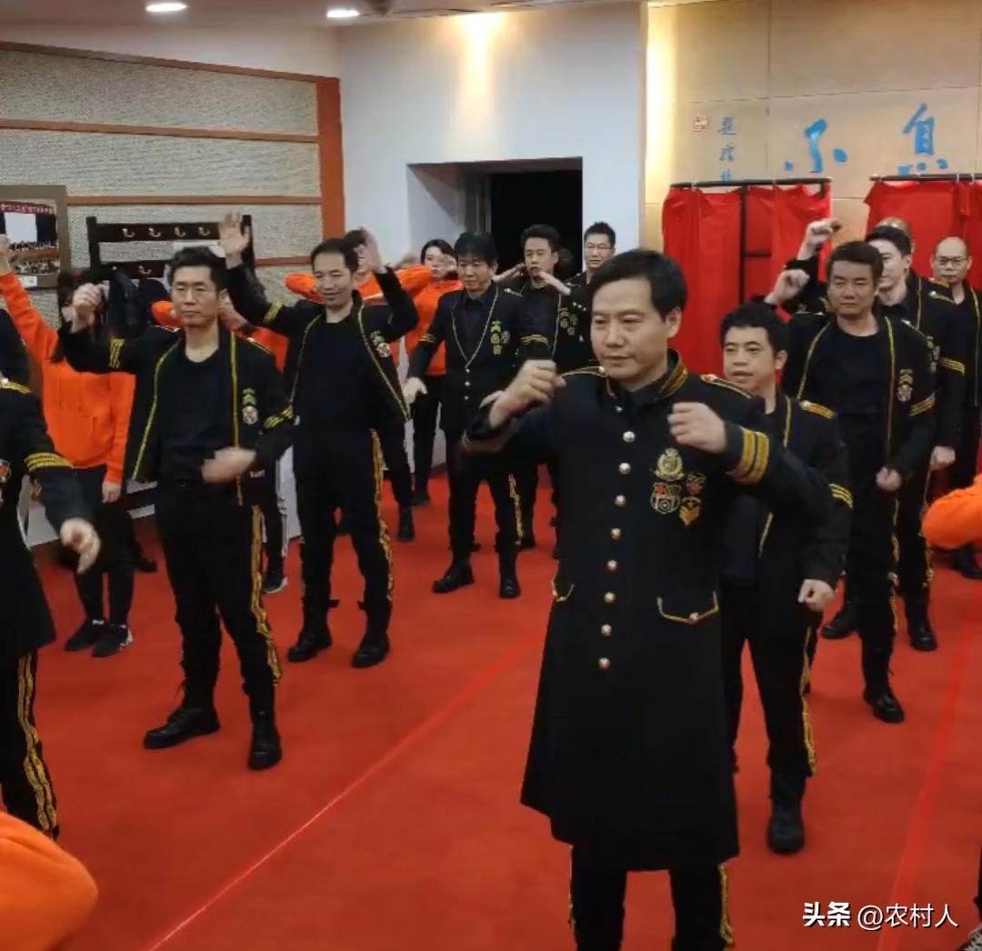 2019小米年会，雷军带着一众高管集体表演手势舞。统一礼服上阵，放下身份登台表演