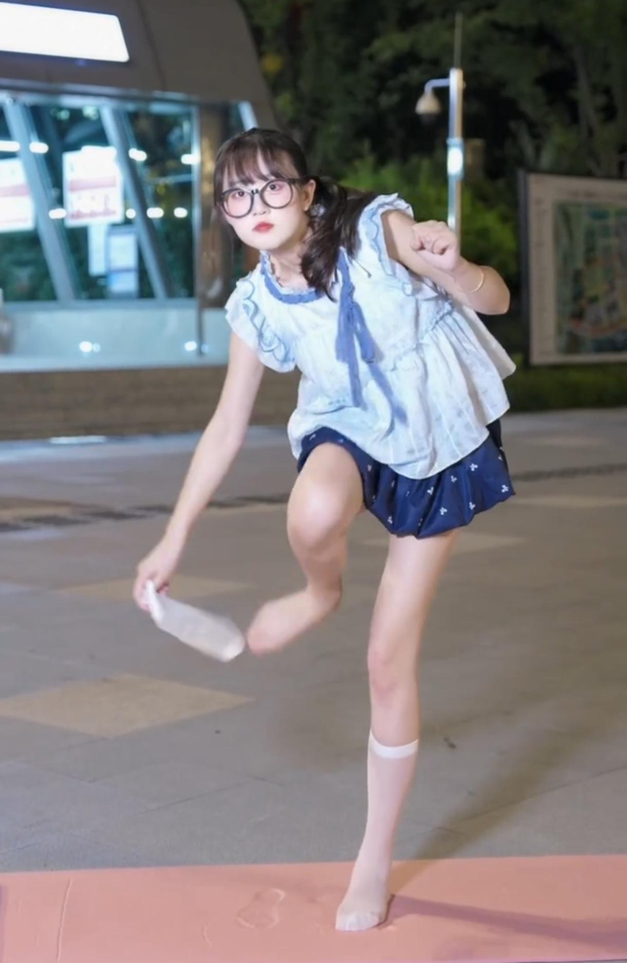 跳舞脱掉袜子闻一下的意义是啥？是这支舞的灵魂吗？