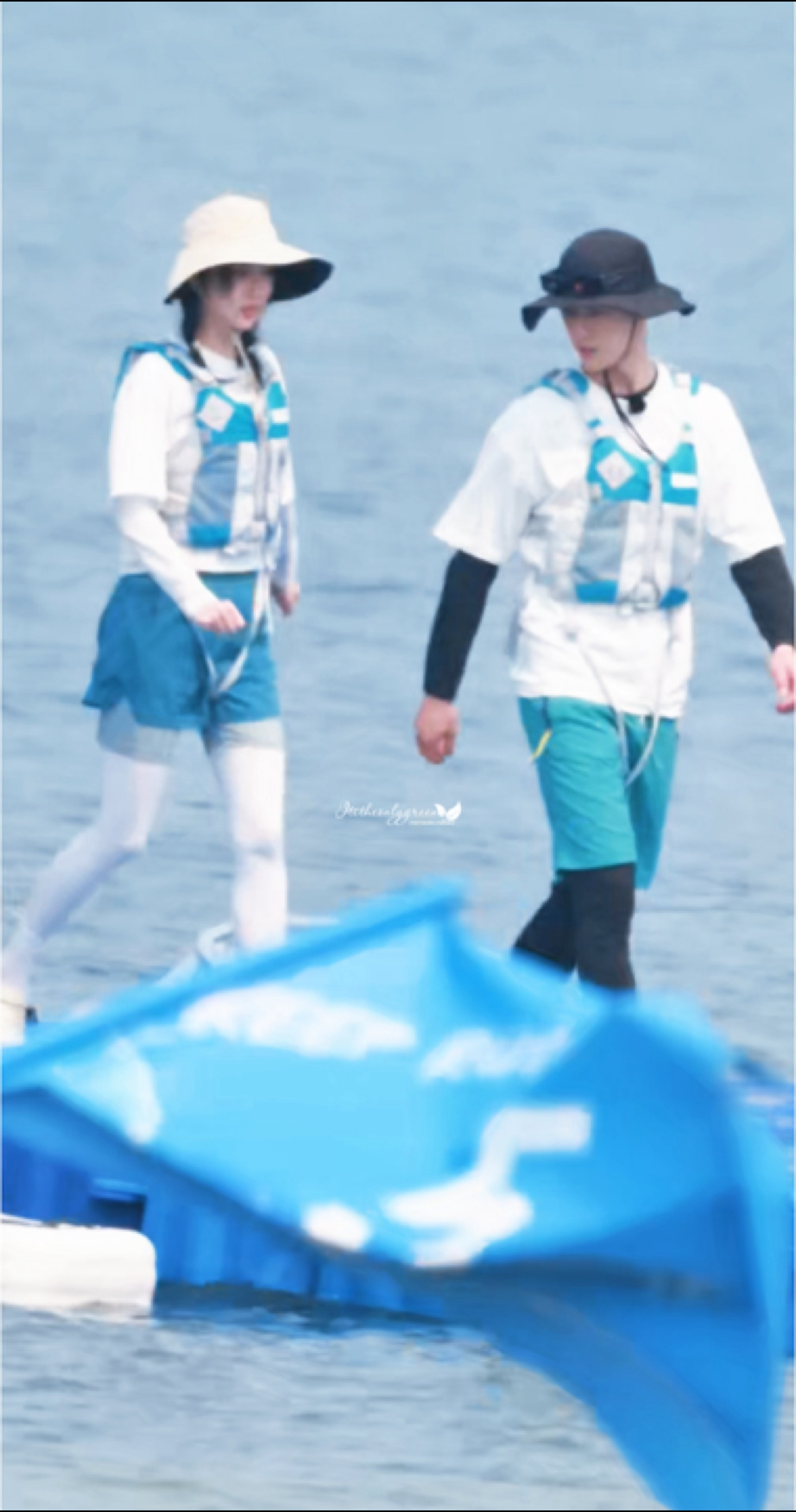 昀牵孟绕  昀牵孟绕 我在你身前 你大胆走 