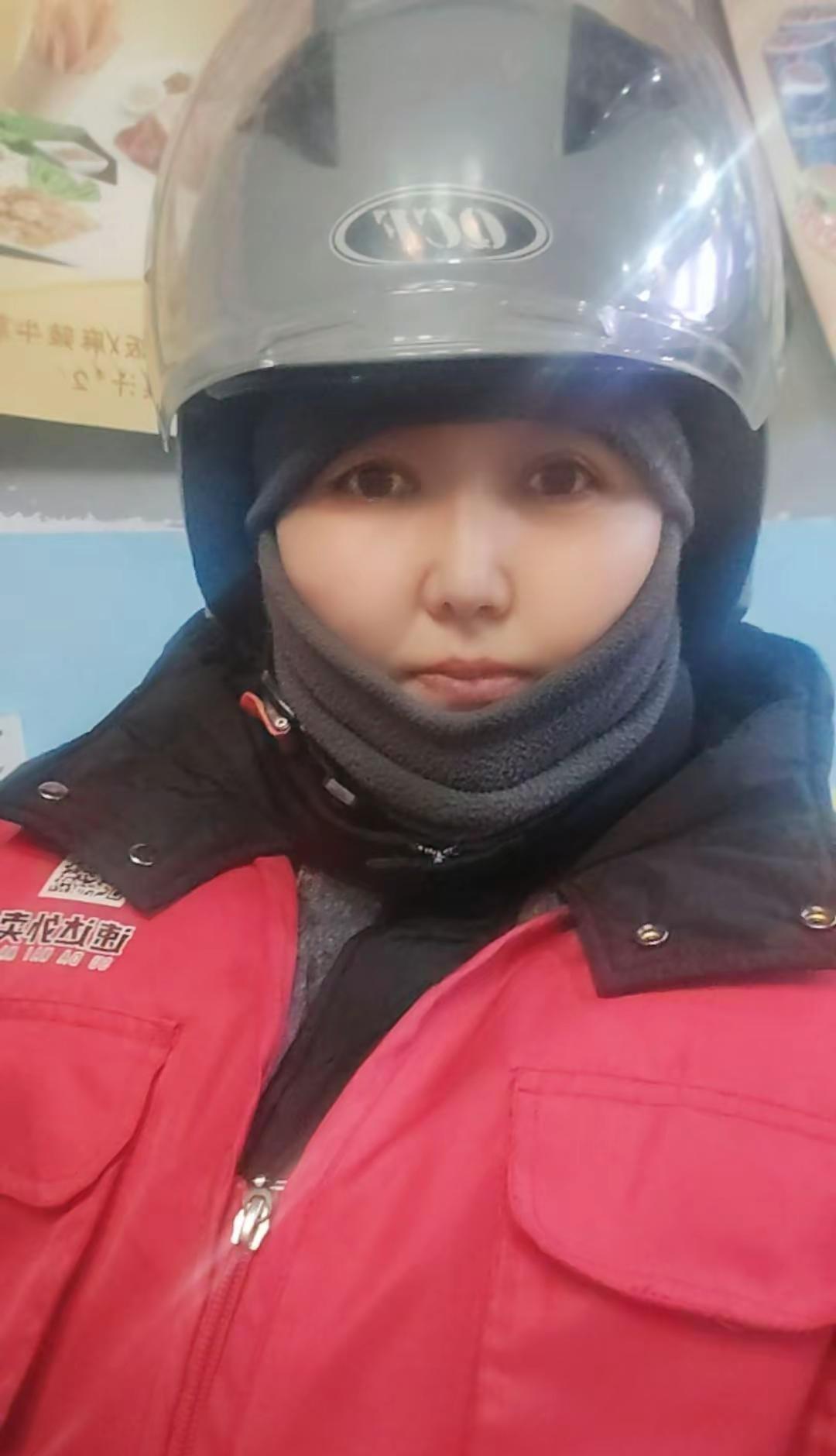 女骑手 安全骑行头盔必须戴 今年送给自己最好的礼物