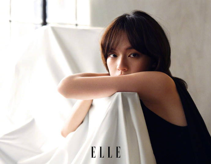 ELLE8月刊文淇封面文淇ELLE镜头下的叙事感  文淇亮相 ELLE 八月新刊