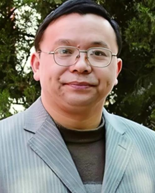 他叫彭邦怀，"毒教材"吹哨的第一人，在教材纠错苦缠14年，22场官司，一次都没有