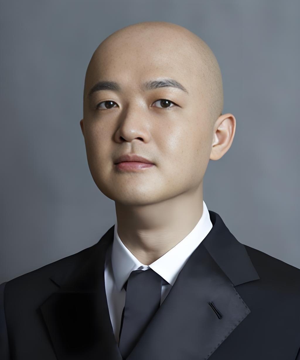 包贝尔最近又挨骂了，可他手里还攥着新片约。
把话揉碎了看，这人就跟咱们小区门口那
