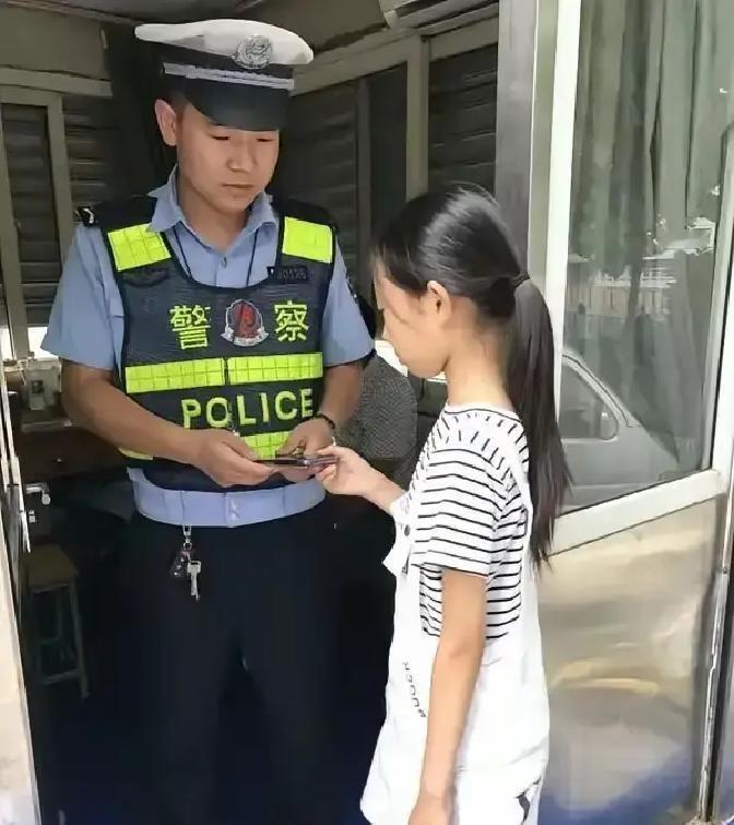 风里站了半小时，

脚疼得钻心，

她却没吭声。

这事发生在南京，一个刚上一年