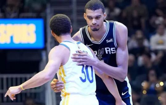 库里：文班亚马有些特质是教不来的，他是独一无二的存在
04月04日讯，近日，篮球