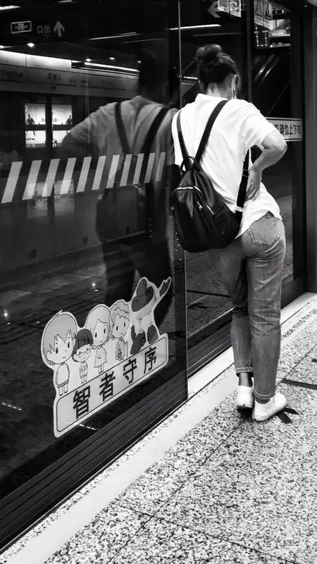 当今社会，人们最缺的东西还真不少。
先说耐心，现在信息爆炸，大家刷手机跟开火箭似