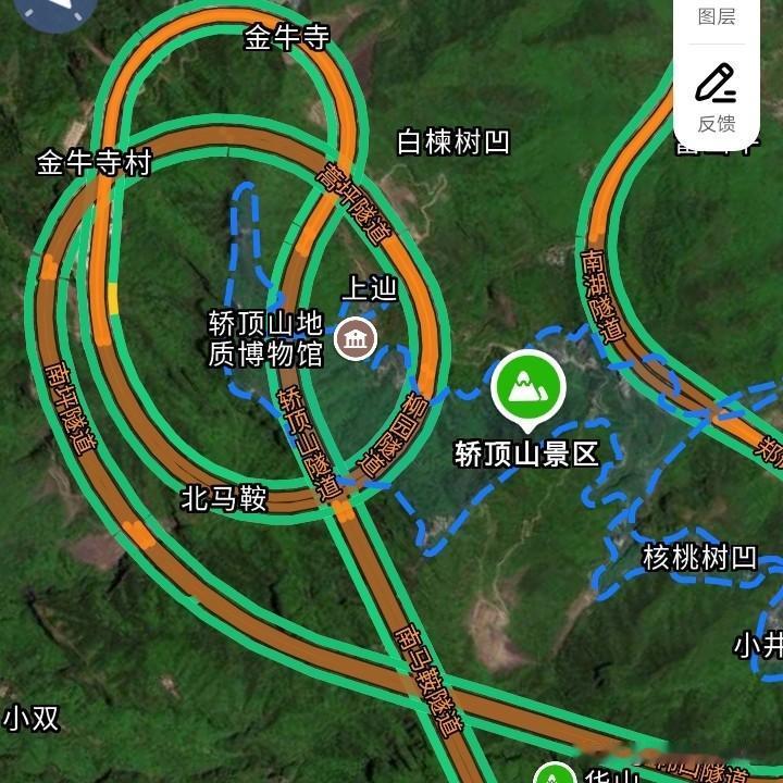 看看，你瞅瞅，
这地方的路，有一环一环的，这应该是盘山公路。有一道一道的，估计也