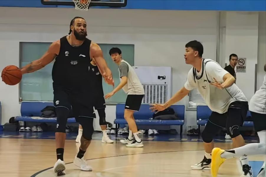 范子铭：从顶薪核心到板凳边缘，北京男篮内线变革下的无奈转身？

28岁的范子铭，