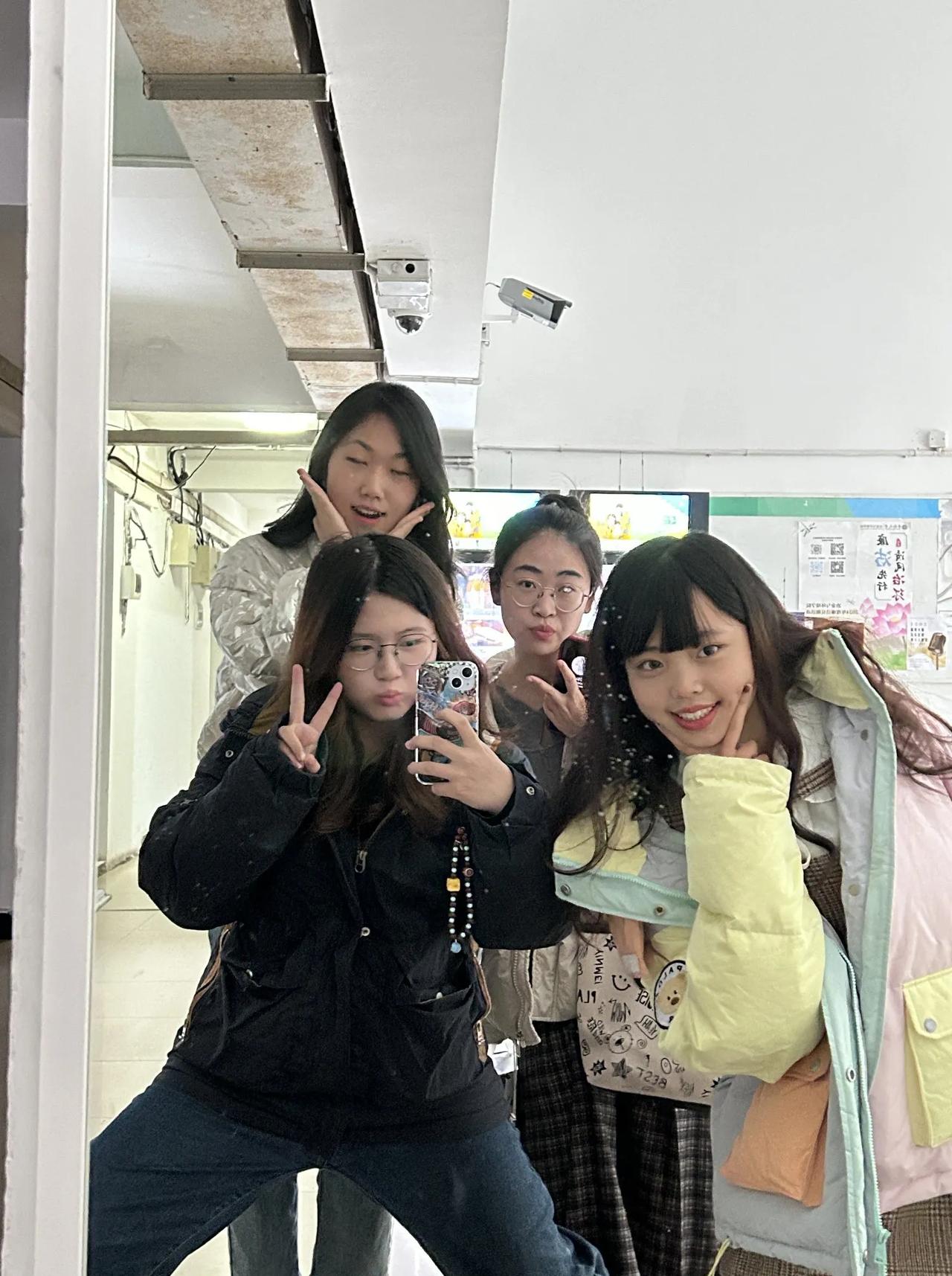 女儿和她宿舍的小伙伴们去了同学家里做客，女儿同学家长非常的热情好客，张罗了一大桌
