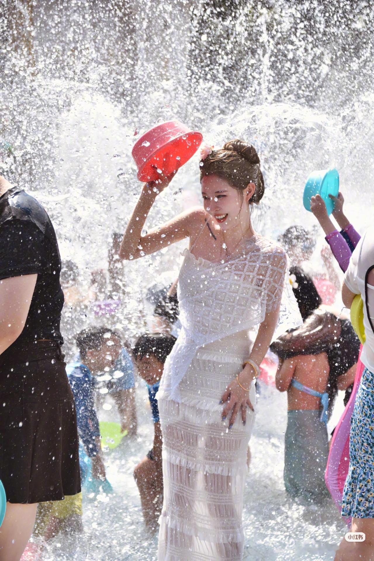 云南泼水节车前喷水小鸡袭击路人  泼水节的快乐，彻底具象化了。去年四月去西双版纳